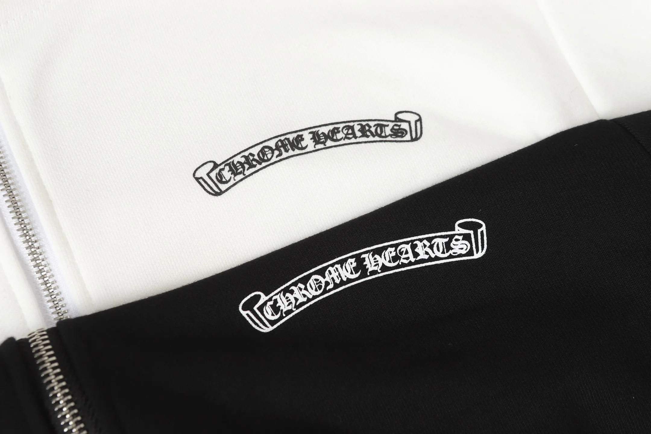 P250 #K31 Cross-border model, please do not place an order if you are pursuing quality - Chrome Hearts/Chrome Hearts 23ss scroll horseshoe print zipper sweatshirt cardigan jacket - High weight, high density and high quality. The wool is soft, delicate and skin-friendly. It feels soft and silky. It has excellent warmth and skin-friendly properties. - Custom-woven and dyed with no color difference. No matter the fabric or workmanship details, it beats the ordinary version on the market. - Hardware zipper accessories are all customized and full of details. -Colour: black white -Size: S M L XL